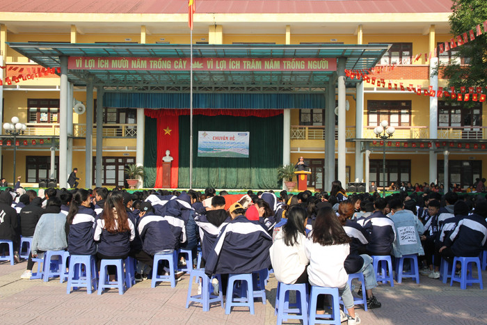 Hơn 1500 học sinh chăm chú lắng nghe diễn giả trình bày, phân tích những khái niệm pháp lý biên giới lãnh thổ và Công ước Luật Biển Liên Hợp Quốc 1982. Ảnh: Vũ Phương. Hơn 1500 học sinh chăm chú lắng nghe diễn giả trình bày, phân tích những khái niệm pháp lý biên giới lãnh thổ và Công ước Luật Biển Liên Hợp Quốc 1982. Ảnh: Vũ Phương.