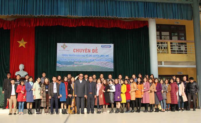 Lãnh đạo, giáo viên, cán bộ nhà trường chụp ảnh lưu niệm với Tiến sĩ Trần Công Trục sau khi kết thúc Hội thảo. Ảnh: Vũ Phương. Lãnh đạo, giáo viên, cán bộ nhà trường chụp ảnh lưu niệm với Tiến sĩ Trần Công Trục sau khi kết thúc Hội thảo. Ảnh: Vũ Phương.