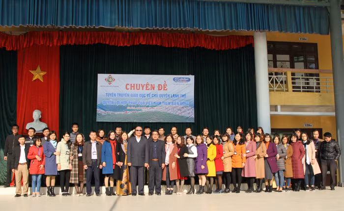 Lãnh đạo, giáo viên, cán bộ nhà trường chụp ảnh lưu niệm với Tiến sĩ Trần Công Trục sau khi kết thúc Hội thảo. Ảnh: Vũ Phương. Lãnh đạo, giáo viên, cán bộ nhà trường chụp ảnh lưu niệm với Tiến sĩ Trần Công Trục sau khi kết thúc Hội thảo. Ảnh: Vũ Phương.