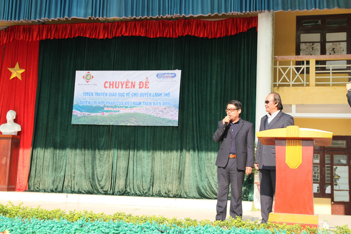 Thầy Nguyễn Khắc Thiết, Phó Hiệu trưởng Trường Trung học phổ thông Lê Văn Thịnh cảm ơn Báo điện tử Giáo dục Việt Nam, Tiến sĩ Trần Công Trục tổ chức buổi Hội thảo chuyên đề rất ý nghĩa. Ảnh: Vũ Phương. Thầy Nguyễn Khắc Thiết, Phó Hiệu trưởng Trường Trung học phổ thông Lê Văn Thịnh cảm ơn Báo điện tử Giáo dục Việt Nam, Tiến sĩ Trần Công Trục tổ chức buổi Hội thảo chuyên đề rất ý nghĩa. Ảnh: Vũ Phương.