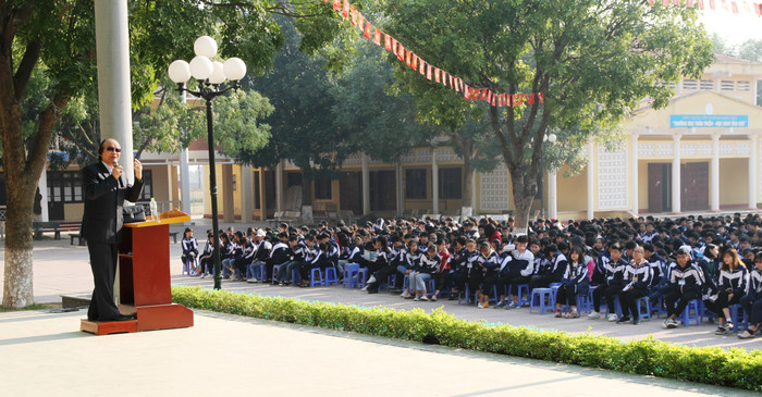 Diễn giả Trần Công Trục chia sẻ, cung cấp các khái niệm pháp lý, luật biển đến các thầy cô giáo, học sinh nhà trường. Ảnh: Vũ Phương. Diễn giả Trần Công Trục chia sẻ, cung cấp các khái niệm pháp lý, luật biển đến các thầy cô giáo, học sinh nhà trường. Ảnh: Vũ Phương.