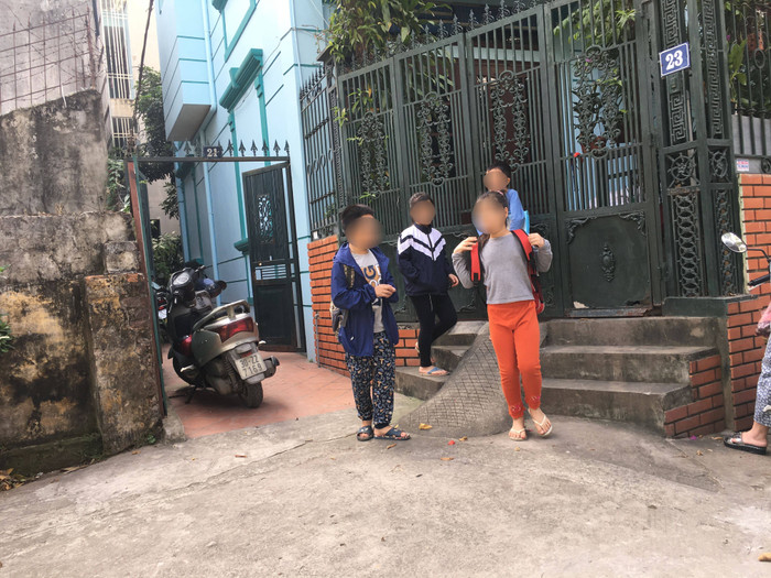 Lớp học thêm 4A của giáo viên Trường Tiểu học Cầu Diễn tổ chức vào cuối tuần chia làm 2 ca. Ảnh: V.P.