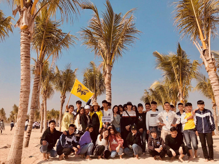 Cô Nguyễn Thị Minh Nguyệt tham gia hoạt động trải nghiệm, vui chơi cùng học trò lớp mình chủ nhiệm. Ảnh: NVCC.