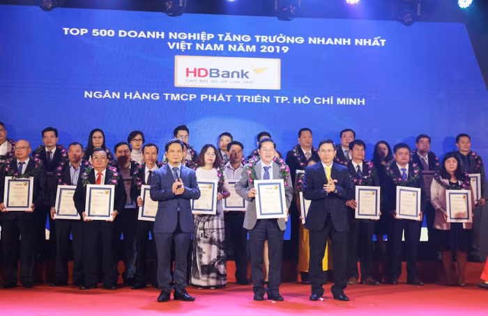 HDBank tiếp tục giữ vững vị thế ngân hàng có tăng trưởng lợi nhuận ròng bình quân cao nhất trên toàn hệ thống. HDBank tiếp tục giữ vững vị thế ngân hàng có tăng trưởng lợi nhuận ròng bình quân cao nhất trên toàn hệ thống.