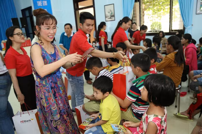 Madame Thảo tặng quà cho trẻ em làng trẻ em SOS Đà Nẵng. Ảnh: HDBank.