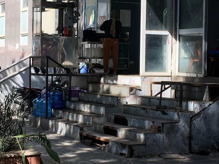 Hàng quán thuê tại tầng 1 dịch vụ đã tự ý cơi nới, chỉnh sửa khiến không gian chung nhếch nhác, bẩn. Ảnh: Vũ Phương.