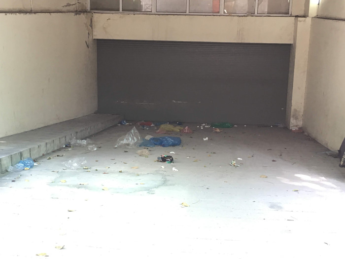 Rác khu vực tầng hầm xuống nhà để xe đã được đóng chặt. Ảnh: Vũ Phương.
