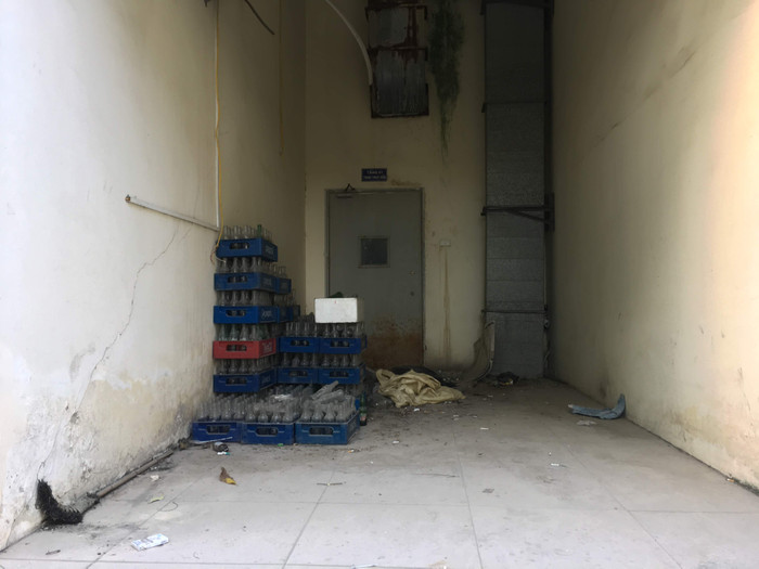 Rác một chặn khu vực cửa thoát hiểm. Ảnh: Vũ Phương.