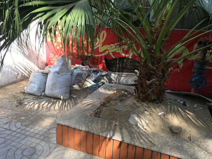 Vật liệu xây dựng, rác có thể để bất cứ chỗ nào trong ký túc xá. Ảnh: Vũ Phương.