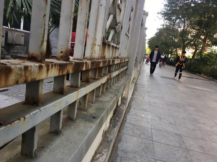 Tường rào sắt nhiều chỗ đã gỉ sét gây mất mỹ quan. Ảnh: Vũ Phương.