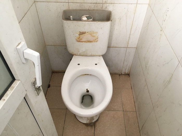 Bồn vệ sinh không nắp, không có nước tại tầng 1. Ảnh: Vũ Phương.