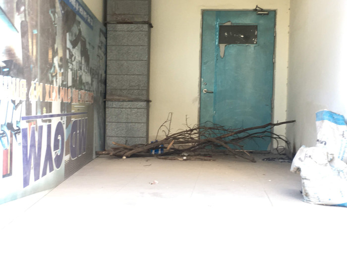 Cửa thoát hiểm trên sảnh tầng 1 dịch vụ. Ảnh: Vũ Phương.