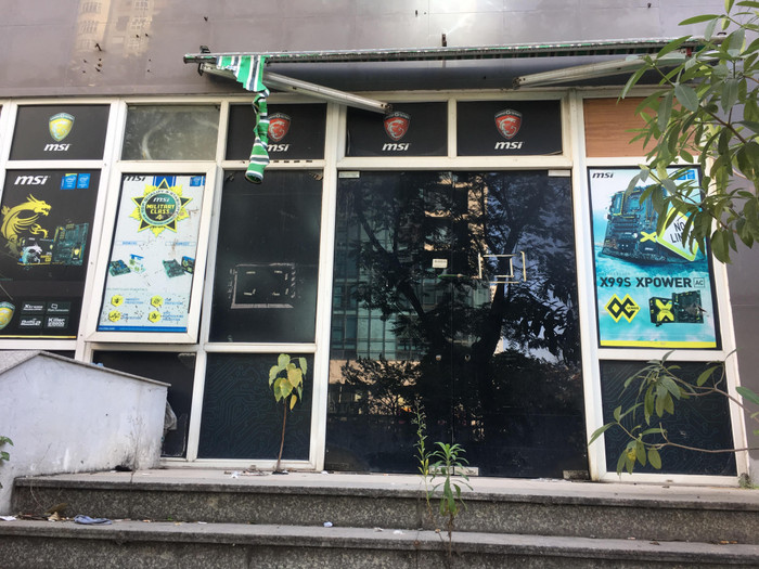 Một cửa hàng kinh doanh đóng cửa trong ký túc xá Mỹ Đình. Ảnh: Vũ Phương.