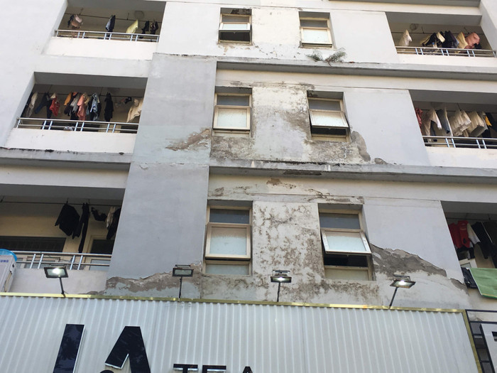 Nhiều mảng tường bong tróc, nước thấm loang lổ. Ảnh: Vũ Phương.