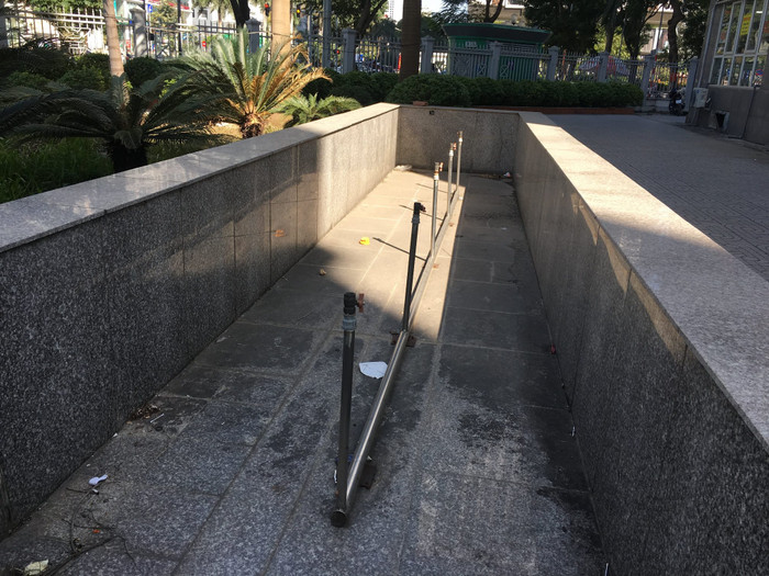 Vòi phun nước tạo cảnh quan từ lâu đã không sử dụng, vòi nước đã hoen gỉ. Ảnh: Vũ Phương.