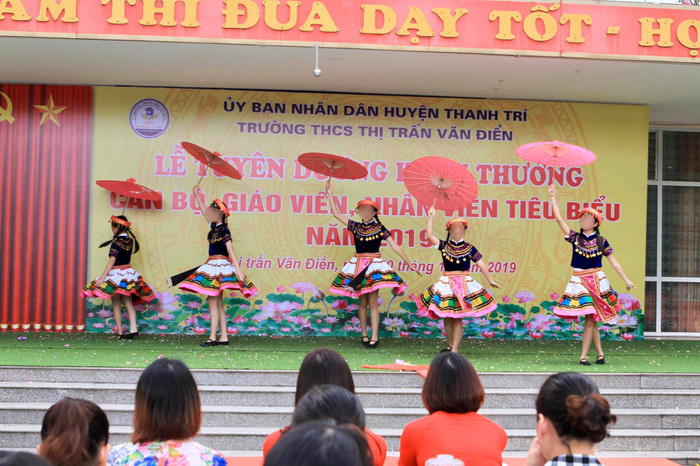 Ngay buổi đầu họp phụ huynh khối 6, trường đã dựng sẵn ban phụ huynh để thu nhiều khoản tiền vô lý. Ảnh: Hoàng Hải Yến.