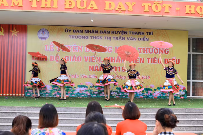 Ngay buổi đầu họp phụ huynh khối 6, trường đã dựng sẵn ban phụ huynh để thu nhiều khoản tiền vô lý. Ảnh: Hoàng Hải Yến.