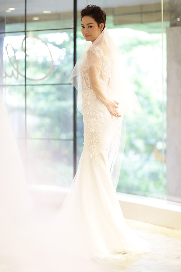 Hình ảnh Trà My lộng lẫy trong chiếc váy cưới đính 3000 viên pha lê giá gần 200 triệu được công bố vài ngày trước khiến nhiều fan không khỏi xuýt xoa.