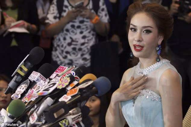 Hoa hậu hoàn vũ Thái Lan 2014 Weluree Ditsayabut từ bỏ vương miện trong buổi họp báo ngày hôm qua, thứ 2 ngày 9/6