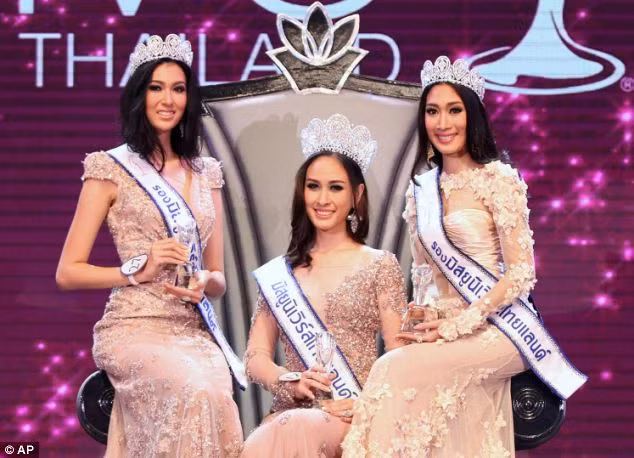 Weluree Ditsayabut (giữa) đã "đánh bại" người về thứ hai Pimbongkod được "đám đông" yêu thích