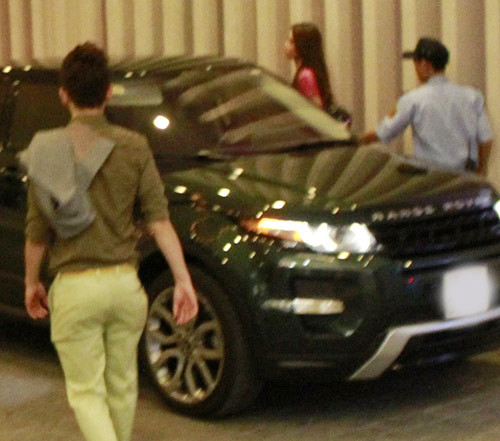 Không chỉ nổi tiếng là một ca sĩ có phong cách ăn mặc đẹp nhất showbiz Việt, Hà Hồ còn nổi tiếng khi là chủ sở hữu những chiếc xe đắt giá. Không chỉ nổi tiếng là một ca sĩ có phong cách ăn mặc đẹp nhất showbiz Việt, Hà Hồ còn nổi tiếng khi là chủ sở hữu những chiếc xe đắt giá.