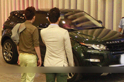 Chiếc Jaguar XJL Sedan của cô trị giá khoảng 5 tỷ đồng và chiếc Lexus màu đen cũng có giá khoảng hơn 2 tỷ. Chiếc Jaguar XJL Sedan của cô trị giá khoảng 5 tỷ đồng và chiếc Lexus màu đen cũng có giá khoảng hơn 2 tỷ.