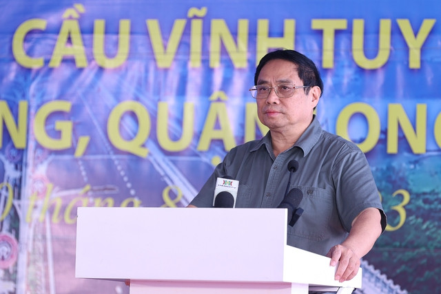 Thủ tướng đánh giá cầu Vĩnh Tuy giai đoạn 2 là công trình đóng vai trò quan trọng. Ảnh: VGP/Nhật Bắc Thủ tướng đánh giá cầu Vĩnh Tuy giai đoạn 2 là công trình đóng vai trò quan trọng. Ảnh: VGP/Nhật Bắc