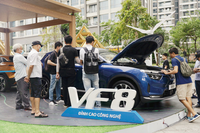 VF 8 thu hút đông đảo khách tham quan tại triển lãm “VinFast – Vì tương lai xanh”.