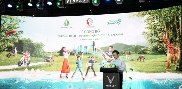 Ông Lý Minh Tuấn, đại diện Ban điều hành Quỹ Vì Tương lai Xanh công bố 10 chương trình hành động trọng điểm của Quỹ. Ông Lý Minh Tuấn, đại diện Ban điều hành Quỹ Vì Tương lai Xanh công bố 10 chương trình hành động trọng điểm của Quỹ.