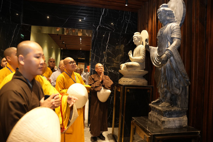 Trong không gian rộng lớn của khu triển lãm, các giới tử cũng đã tham quan khu trưng bày các phiên bản mô phỏng những tác phẩm nghệ thuật Phật Giáo kinh điển, trong đó có nhiều pho tượng Phật nổi tiếng của Việt Nam và Thế giới. Rất nhiều phiên bản cổ vật trong kiến trúc Phật giáo bằng gỗ, đá có niên đại từ thế kỷ XI đến thế kỷ XIII cũng được trưng bày trong khu triển lãm Phật giáo trên đỉnh núi Bà Đen. Ảnh: Sun World Ba Den Mountain Trong không gian rộng lớn của khu triển lãm, các giới tử cũng đã tham quan khu trưng bày các phiên bản mô phỏng những tác phẩm nghệ thuật Phật Giáo kinh điển, trong đó có nhiều pho tượng Phật nổi tiếng của Việt Nam và Thế giới. Rất nhiều phiên bản cổ vật trong kiến trúc Phật giáo bằng gỗ, đá có niên đại từ thế kỷ XI đến thế kỷ XIII cũng được trưng bày trong khu triển lãm Phật giáo trên đỉnh núi Bà Đen. Ảnh: Sun World Ba Den Mountain