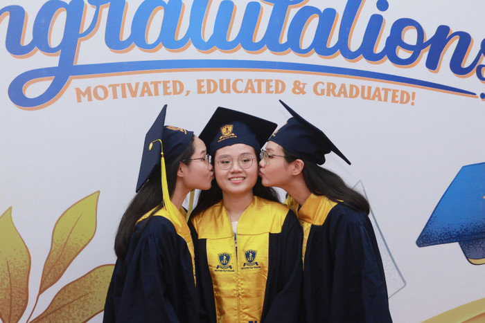 Nhung, Linh và Ngọc rạng rỡ trong ngày tốt nghiệp cùng nhau. Nhung, Linh và Ngọc rạng rỡ trong ngày tốt nghiệp cùng nhau.