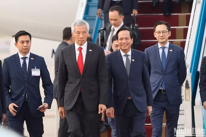 Bộ trưởng Lao động, Thương binh và Xã hội Đào Ngọc Dung đón Thủ tướng Singapore Lý Hiển Long tại sân bay quốc tế Nội Bài.