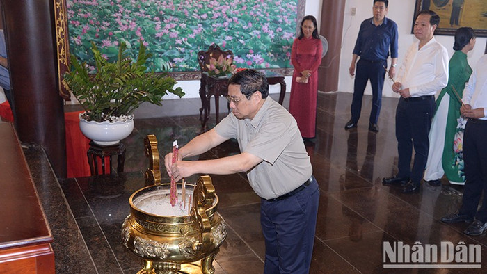 Thủ tướng Phạm Minh Chính dâng hương tại Đền thờ Cụ Phó bảng Nguyễn Sinh Sắc tại Khu di tích Nguyễn Sinh Sắc ở thành phố Cao Lãnh. Thủ tướng Phạm Minh Chính dâng hương tại Đền thờ Cụ Phó bảng Nguyễn Sinh Sắc tại Khu di tích Nguyễn Sinh Sắc ở thành phố Cao Lãnh.