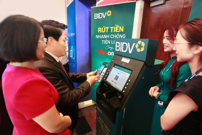 Phó Thống đốc Ngân hàng Nhà nước Phạm Tiến Dũng trải nghiệm dịch vụ VietQRCash tại gian hàng BIDV. Phó Thống đốc Ngân hàng Nhà nước Phạm Tiến Dũng trải nghiệm dịch vụ VietQRCash tại gian hàng BIDV.