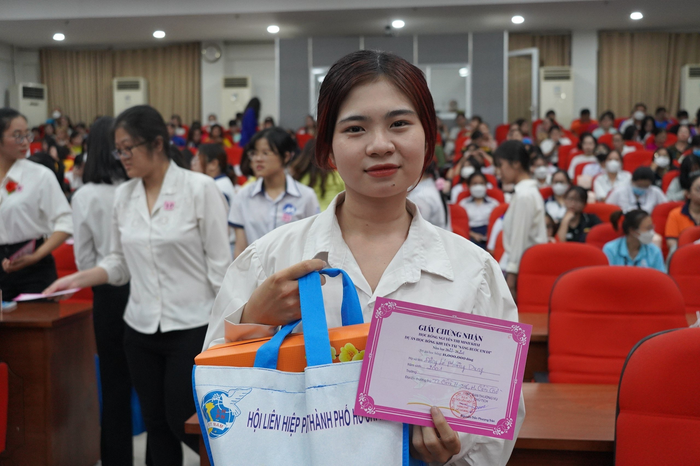 Với Đặng Lê Phương Dung, học bổng Nguyễn Thị Minh Khai là nguồn động viên quý giá giúp em thực hiện ước mơ đèn sách Với Đặng Lê Phương Dung, học bổng Nguyễn Thị Minh Khai là nguồn động viên quý giá giúp em thực hiện ước mơ đèn sách