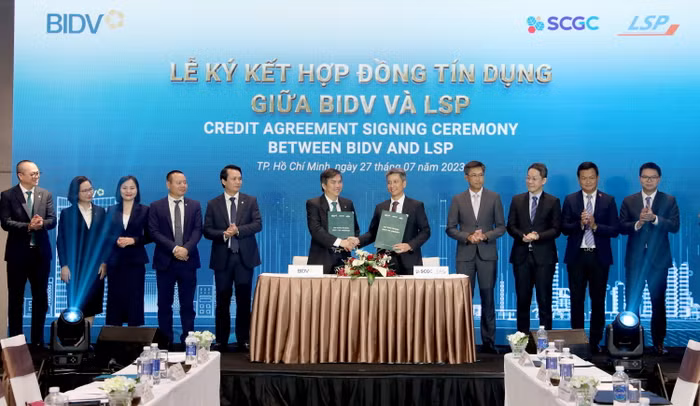 Ông Kulachet Dharachandra (Tổng Giám đốc LSP) và ông Trịnh Anh Đức (Giám đốc BIDV Ba Tháng Hai) đại diện hai đơn vị ký kết hợp đồng.