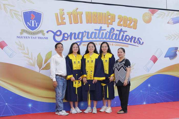 3 chị em Trần Huỳnh Yến Linh, Trần Huỳnh Yến Ngọc và Trần Huỳnh Yến Nhung cùng bố mẹ trong ngày vui tốt nghiệp 3 chị em Trần Huỳnh Yến Linh, Trần Huỳnh Yến Ngọc và Trần Huỳnh Yến Nhung cùng bố mẹ trong ngày vui tốt nghiệp