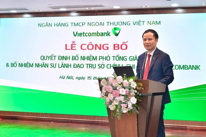 Ông Lê Hoàng Tùng- Phó Tổng Giám đốc Vietcombank đại diện cho các nhân sự được bổ nhiệm phát biểu tại buổi lễ. Ông Lê Hoàng Tùng- Phó Tổng Giám đốc Vietcombank đại diện cho các nhân sự được bổ nhiệm phát biểu tại buổi lễ.