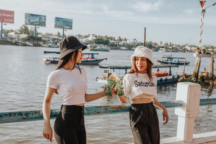 Đắm mình bên sông nước yên bình và thưởng thức những chai Trà Xanh Không Độ mát lành cũng là cách nhiều người trẻ chọn để giải tỏa căng thẳng sau kỳ thi tốt nghiệp trung học phổ thông. Đắm mình bên sông nước yên bình và thưởng thức những chai Trà Xanh Không Độ mát lành cũng là cách nhiều người trẻ chọn để giải tỏa căng thẳng sau kỳ thi tốt nghiệp trung học phổ thông.