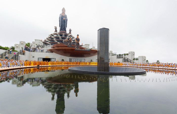 Quảng trường rộng lớn trên đỉnh núi với trụ kinh Bát Nhã khắc 12.000 chữ Tây Tạng dát vàng ngợp trong sắc áo cà sa của các giới tử. Với người tu hành, kinh Bát Nhã là ngọn đuốc soi sáng con đường giác ngộ, và hành trình chiêm bái trụ kinh Bát Nhã được xem là hành trình để các giới tử hướng tới sự thông tuệ, an nhiên, truyền tải ý nghĩa lớn lao của con đường giác ngộ. Thượng toạ Thích Thiện Thức - Phó trưởng ban kiêm Chánh thư ký Ban trị sự Giáo hội Phật giáo Việt Nam tỉnh Tây Ninh chia sẻ: “Quần thể trên đỉnh núi Bà Đen chính là một thánh tích, và tôi có một trực giác nơi đây rất linh thiêng và nhiệm màu”. Ảnh: Giang Châu Phương Quảng trường rộng lớn trên đỉnh núi với trụ kinh Bát Nhã khắc 12.000 chữ Tây Tạng dát vàng ngợp trong sắc áo cà sa của các giới tử. Với người tu hành, kinh Bát Nhã là ngọn đuốc soi sáng con đường giác ngộ, và hành trình chiêm bái trụ kinh Bát Nhã được xem là hành trình để các giới tử hướng tới sự thông tuệ, an nhiên, truyền tải ý nghĩa lớn lao của con đường giác ngộ. Thượng toạ Thích Thiện Thức - Phó trưởng ban kiêm Chánh thư ký Ban trị sự Giáo hội Phật giáo Việt Nam tỉnh Tây Ninh chia sẻ: “Quần thể trên đỉnh núi Bà Đen chính là một thánh tích, và tôi có một trực giác nơi đây rất linh thiêng và nhiệm màu”. Ảnh: Giang Châu Phương