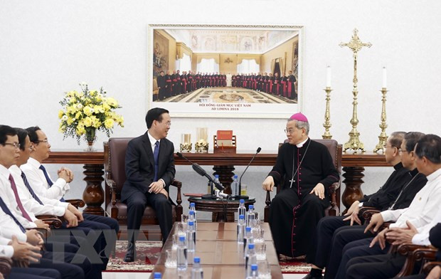 Chủ tịch nước Võ Văn Thưởng với Tổng Giám mục Nguyễn Năng, Chủ tịch Hội đồng Giám mục Việt Nam, Tổng Giám mục Tổng Giáo phận Thành phố Hồ Chí Minh. (Ảnh: Thống Nhất/TTXVN)