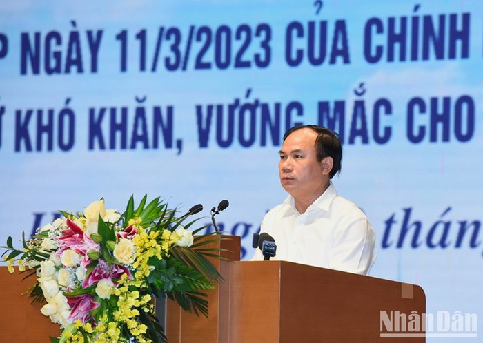 Đại diện lãnh đạo Bộ xây dựng trình bày báo cáo kết quả thực hiện Nghị Quyết số 33/NQ-CP ngày 11/3/2023 của Chính phủ. Đại diện lãnh đạo Bộ xây dựng trình bày báo cáo kết quả thực hiện Nghị Quyết số 33/NQ-CP ngày 11/3/2023 của Chính phủ.