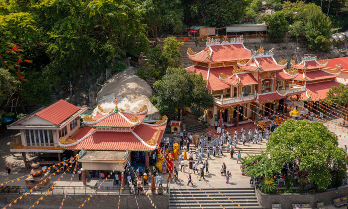 Quần thể chùa Bà gồm 6 ngôi chùa tại núi Bà Đen, trong đó Linh Sơn Tiên Thạch Tự là ngôi chùa cổ nhất với tuổi đời 300 năm, gắn liền với huyền thoại Linh Sơn Thánh Mẫu được tôn là Bồ Tát và là biểu tượng tín ngưỡng của người dân Nam bộ. Ảnh: Sun World Ba Den Mountain Quần thể chùa Bà gồm 6 ngôi chùa tại núi Bà Đen, trong đó Linh Sơn Tiên Thạch Tự là ngôi chùa cổ nhất với tuổi đời 300 năm, gắn liền với huyền thoại Linh Sơn Thánh Mẫu được tôn là Bồ Tát và là biểu tượng tín ngưỡng của người dân Nam bộ. Ảnh: Sun World Ba Den Mountain