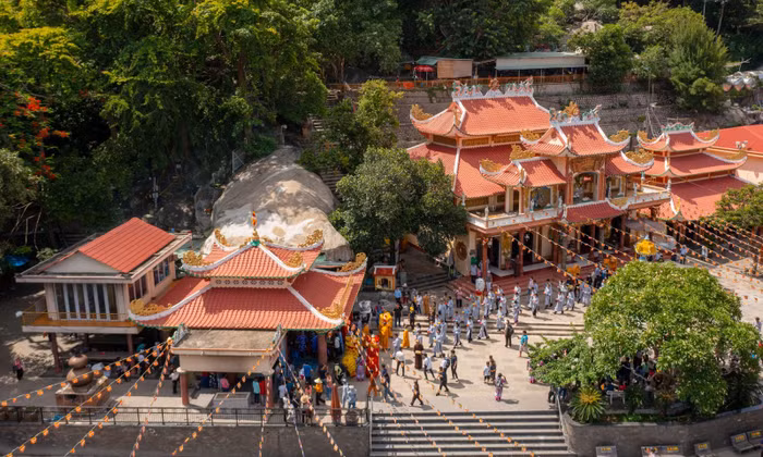 Quần thể chùa Bà gồm 6 ngôi chùa tại núi Bà Đen, trong đó Linh Sơn Tiên Thạch Tự là ngôi chùa cổ nhất với tuổi đời 300 năm, gắn liền với huyền thoại Linh Sơn Thánh Mẫu được tôn là Bồ Tát và là biểu tượng tín ngưỡng của người dân Nam bộ. Ảnh: Sun World Ba Den Mountain