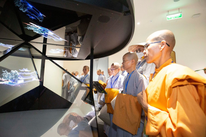 Khu công nghệ 3D Hologram lại đem đến cho các nhà tu hành những trải nghiệm chiêm bái 16 ngôi chùa cổ, có niên đại từ 200 năm tuổi như chùa Bổ Đà, Vĩnh Nghiêm, Phật Tích, chùa Hương, Bút Tháp, Thiên Mụ…, trong không gian ba chiều lơ lửng. Ảnh: Giang Châu Phương Khu công nghệ 3D Hologram lại đem đến cho các nhà tu hành những trải nghiệm chiêm bái 16 ngôi chùa cổ, có niên đại từ 200 năm tuổi như chùa Bổ Đà, Vĩnh Nghiêm, Phật Tích, chùa Hương, Bút Tháp, Thiên Mụ…, trong không gian ba chiều lơ lửng. Ảnh: Giang Châu Phương