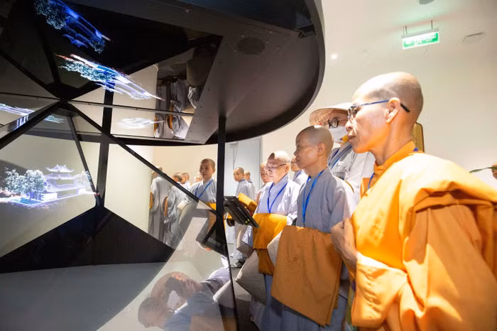 Khu công nghệ 3D Hologram lại đem đến cho các nhà tu hành những trải nghiệm chiêm bái 16 ngôi chùa cổ, có niên đại từ 200 năm tuổi như chùa Bổ Đà, Vĩnh Nghiêm, Phật Tích, chùa Hương, Bút Tháp, Thiên Mụ…, trong không gian ba chiều lơ lửng. Ảnh: Giang Châu Phương