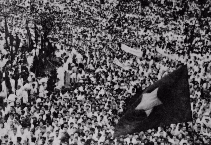Ngày 19/8/1945, hàng vạn người dân Thủ đô dự mít-tinh tại Quảng trường Nhà hát Lớn thành phố chào mừng thắng lợi của Cách mạng tháng Tám. (Ảnh: Tư liệu TTXVN) Ngày 19/8/1945, hàng vạn người dân Thủ đô dự mít-tinh tại Quảng trường Nhà hát Lớn thành phố chào mừng thắng lợi của Cách mạng tháng Tám. (Ảnh: Tư liệu TTXVN)