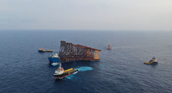 Hạ thủy chân đế giàn khoan trên biển