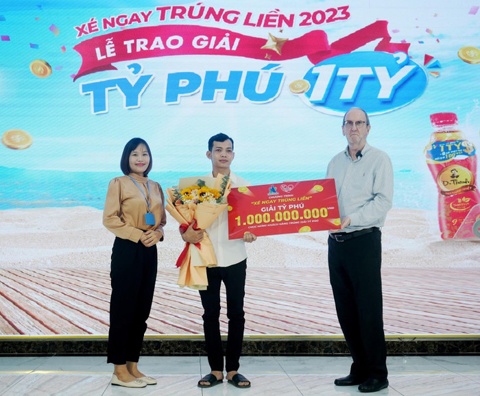 Ông David Charles Riddle – CEO Tập đoàn Tân Hiệp Phát cùng đại diện Sở Công thương Bình Dương chúc mừng anh Nguyễn Hoàng Em trúng giải 1 tỷ đồng khi giải khát với Number 1. Ông David Charles Riddle – CEO Tập đoàn Tân Hiệp Phát cùng đại diện Sở Công thương Bình Dương chúc mừng anh Nguyễn Hoàng Em trúng giải 1 tỷ đồng khi giải khát với Number 1.