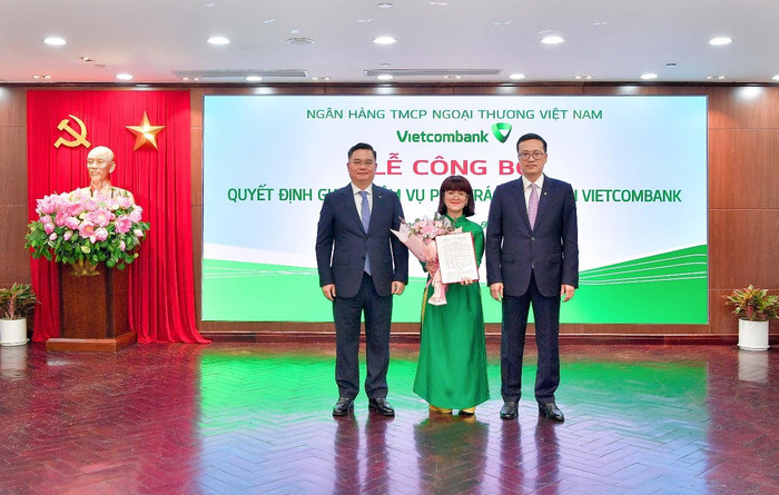 Bí thư Đảng ủy, Chủ tịch Hội đồng Quản trị Vietcombank Phạm Quang Dũng (bên phải) và Tổng Giám đốc Vietcombank Nguyễn Thanh Tùng (bên trái) trao Quyết định và tặng hoa chúc mừng bà Lê Thị Huyền Diệu - phụ trách Kế toán của Vietcombank. Bí thư Đảng ủy, Chủ tịch Hội đồng Quản trị Vietcombank Phạm Quang Dũng (bên phải) và Tổng Giám đốc Vietcombank Nguyễn Thanh Tùng (bên trái) trao Quyết định và tặng hoa chúc mừng bà Lê Thị Huyền Diệu - phụ trách Kế toán của Vietcombank.